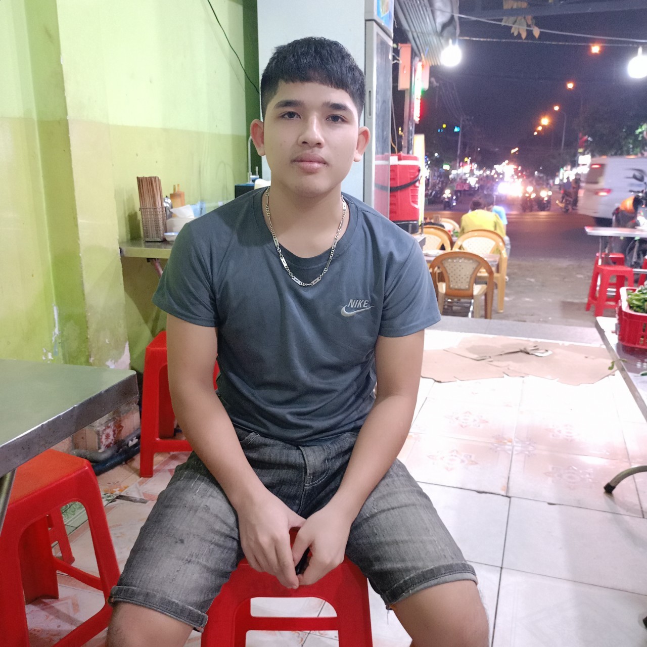 Em Rơ Mah Thê chụp tại quán bún nơi em làm việc tại khu chợ Đêm Linh Trung, TP.Thủ Đức. (Ảnh NVCC) Em Rơ Mah Thê chụp tại quán bún nơi em làm việc tại khu chợ Đêm Linh Trung, TP.Thủ Đức. (Ảnh NVCC)