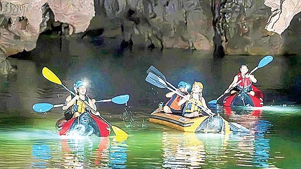 Tourists discover Phong Nha cave in Quang Binh province (Photo: nhandan.vn) Tourists discover Phong Nha cave in Quang Binh province (Photo: nhandan.vn)