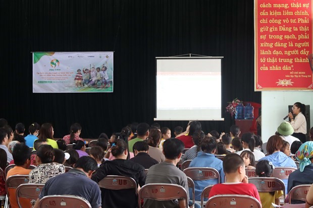 Tập huấn kiến thức cho phụ huynh tại huyện Mường Khương, tỉnh Lào Cai, giúp đẩy lùi thấp còi, suy dinh dưỡng ở trẻ. (Ảnh: PV/Vietnam+) Tập huấn kiến thức cho phụ huynh tại huyện Mường Khương, tỉnh Lào Cai, giúp đẩy lùi thấp còi, suy dinh dưỡng ở trẻ. (Ảnh: PV/Vietnam+)