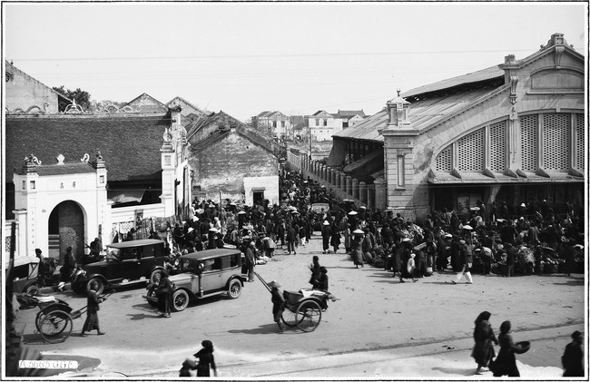 Khung cảnh sầm uất ở chợ Đồng Xuân, Hà Nội đầu thế kỷ 20. Khung cảnh sầm uất ở chợ Đồng Xuân, Hà Nội đầu thế kỷ 20.