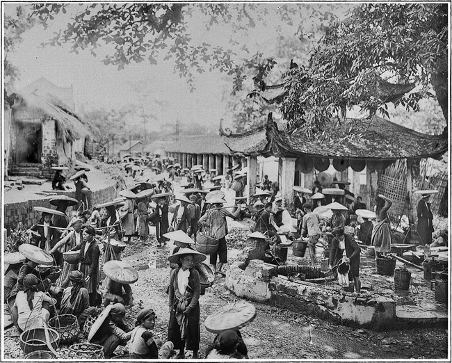 Người bán, người mua tấp nập trong một buổi họp chợ Bưởi, Hà Nội. Người bán, người mua tấp nập trong một buổi họp chợ Bưởi, Hà Nội.