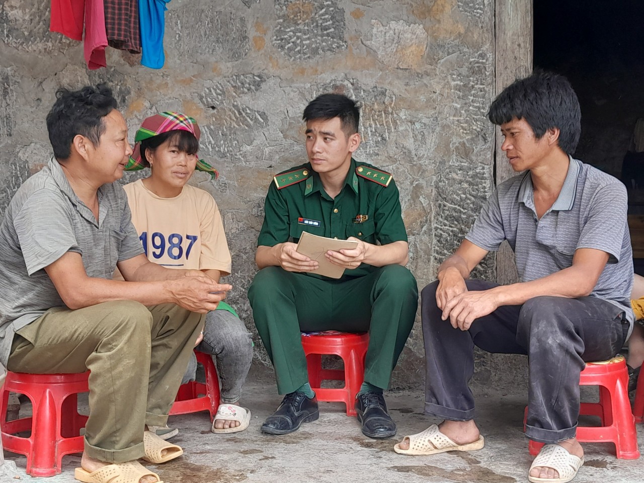 Cán bộ Đồn Biên phòng Bạch Đích tuyên truyền cho người dân xã Phú Lũng nâng cao cảnh giác với tội phạm mua bán người. Ảnh: Trúc Hà Cán bộ Đồn Biên phòng Bạch Đích tuyên truyền cho người dân xã Phú Lũng nâng cao cảnh giác với tội phạm mua bán người. Ảnh: Trúc Hà