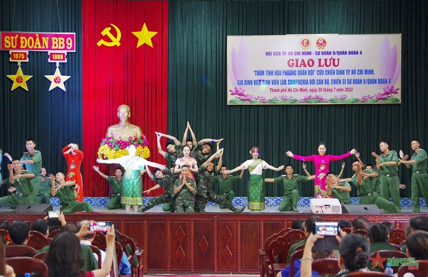 Sinh viên Lào, Campuchia giao lưu cùng Bộ đội Sư đoàn 9 và các gia đình Việt Giao lưu gia đình Việt với sinh viên Lào, Campuchia đang học tập tại Thành phố Hồ Chí Minh