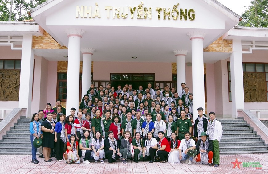 Sinh viên Lào, Campuchia giao lưu cùng Bộ đội Sư đoàn 9 và các gia đình Việt Giao lưu gia đình Việt với sinh viên Lào, Campuchia đang học tập tại Thành phố Hồ Chí Minh