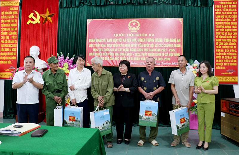 Nghệ An: Tặng quà cho gia đình chính sách, người có công trên địa bàn hai huyện Quế Phong và Tương Dương Nghệ An: Tặng quà cho gia đình chính sách, người có công trên địa bàn hai huyện Quế Phong và Tương Dương