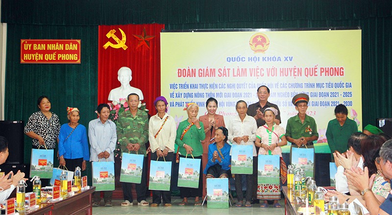 Nghệ An: Tặng quà cho gia đình chính sách, người có công trên địa bàn hai huyện Quế Phong và Tương Dương Nghệ An: Tặng quà cho gia đình chính sách, người có công trên địa bàn hai huyện Quế Phong và Tương Dương