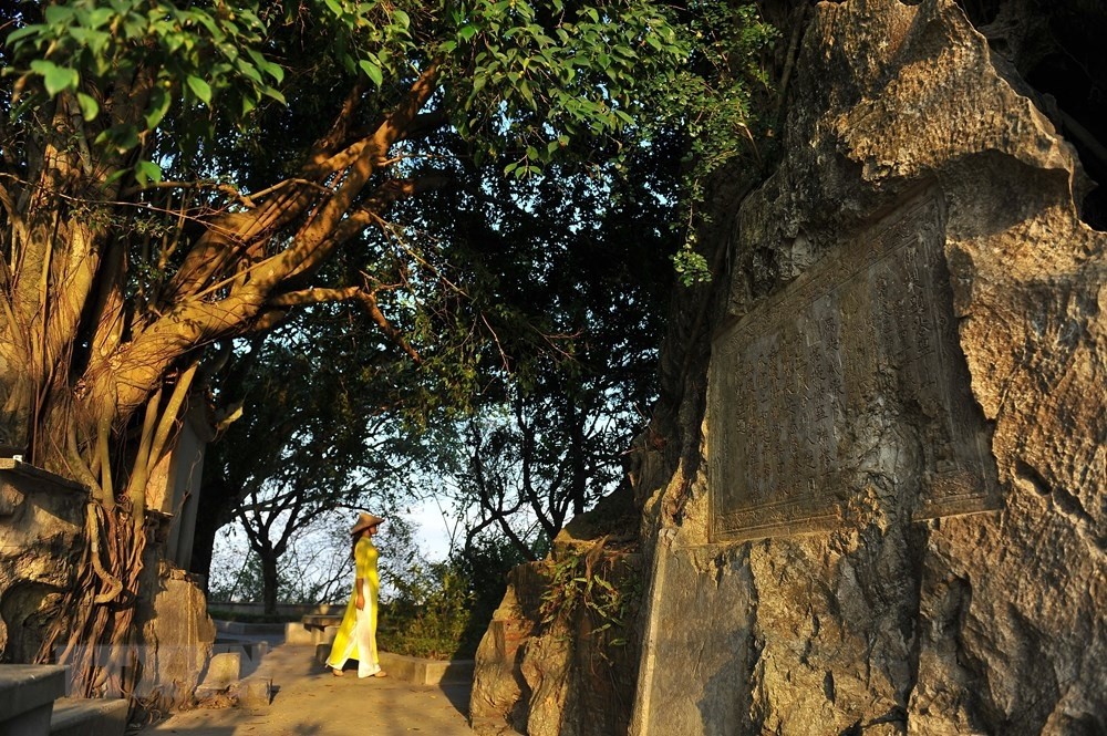 Discover Non Nuoc Mountain Carved With Ancient Poems In Ninh Binh Discover Non Nuoc Mountain Carved With Ancient Poems In Ninh Binh