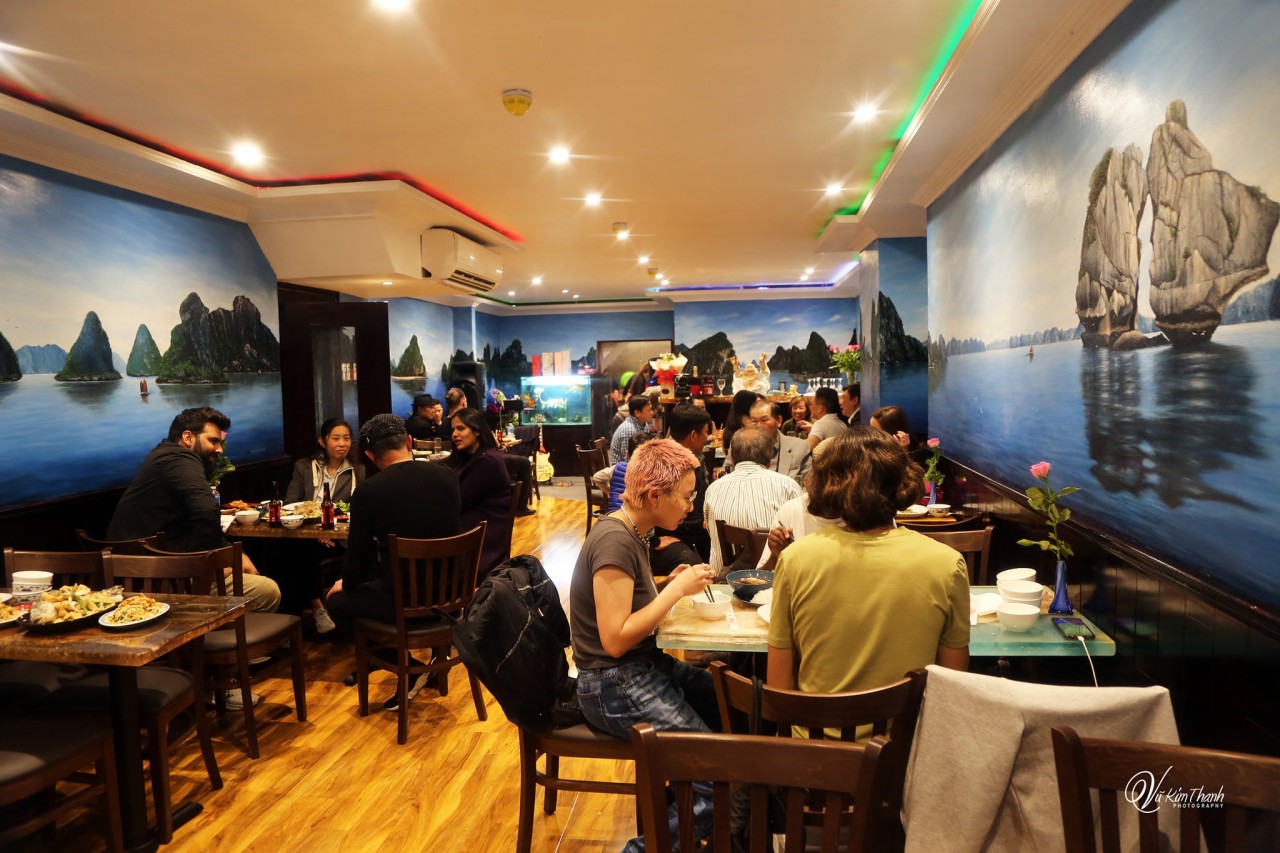 Người đưa hình ảnh Vịnh Hạ Long đến với du khách London, Vương quốc Anh Người đưa hình ảnh Vịnh Hạ Long đến với du khách London, Vương quốc Anh