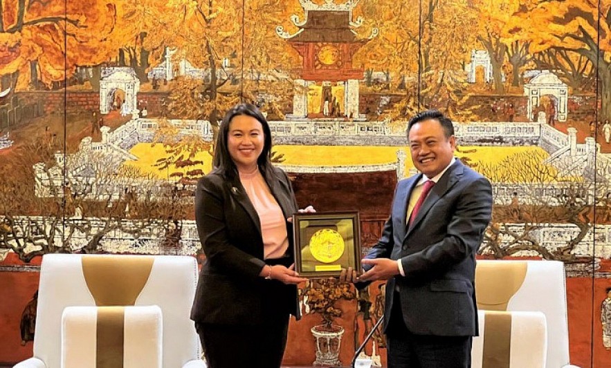 Chairman of the Hanoi People's Committee Tran Sy Thanh (R) and Oakland Mayor Sheng Thao (Photo: baodautu.vn) Chairman of the Hanoi People's Committee Tran Sy Thanh (R) and Oakland Mayor Sheng Thao (Photo: baodautu.vn)
