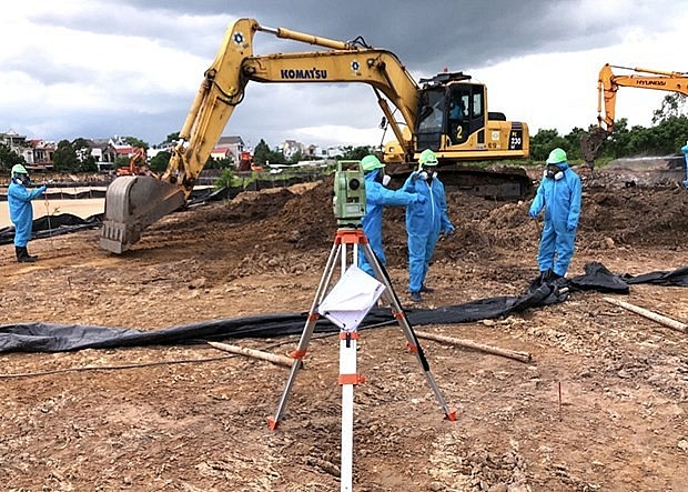 Cleaning up dioxin-contaminated soil at Bien Hoa air base (Photo: USAID) Cleaning up dioxin-contaminated soil at Bien Hoa air base (Photo: USAID)