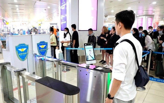 Chính thức sử dụng VNeID đối với khách làm thủ tục đi máy bay Chính thức sử dụng VNeID đối với khách làm thủ tục đi máy bay