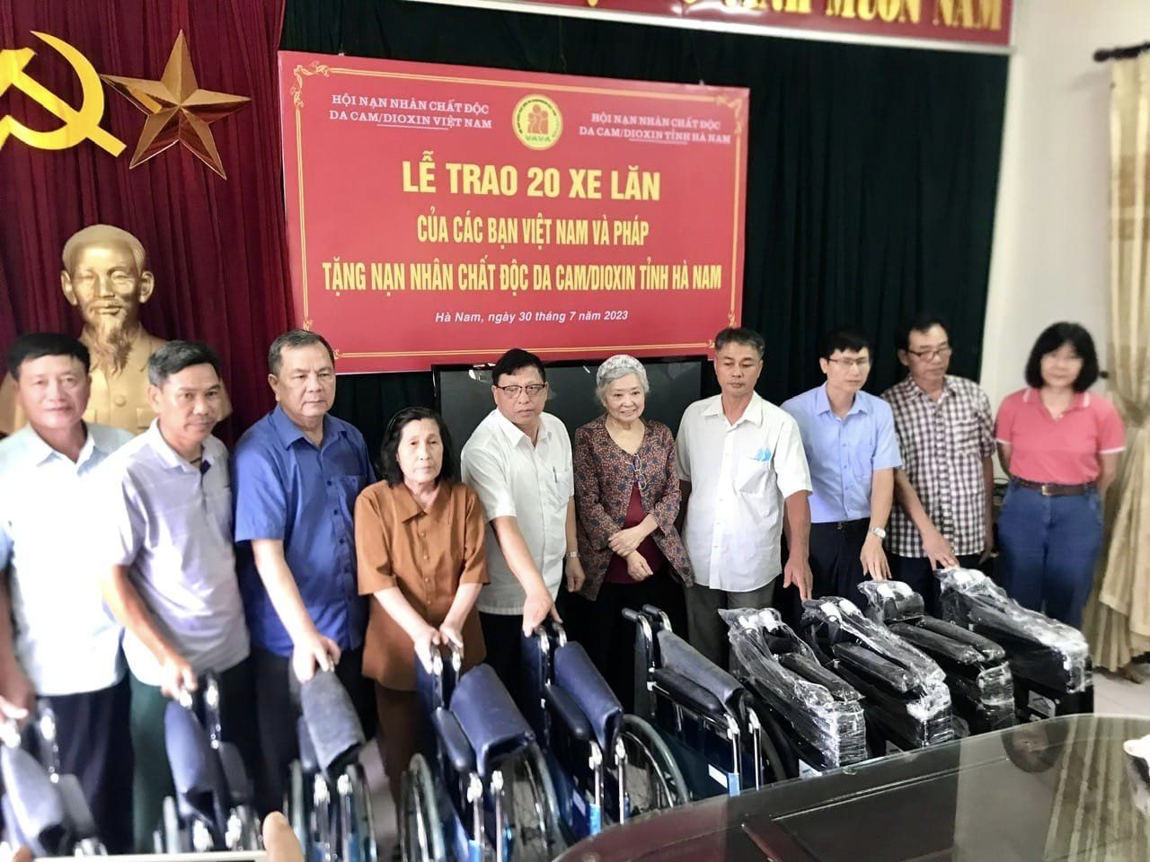 Bà Trần Tố Nga trao tặng 20 xe lăn cho nạn nhân chất độc da cam tại tỉnh Hà Nam Bà Trần Tố Nga trao tặng 20 xe lăn cho nạn nhân chất độc da cam tại tỉnh Hà Nam