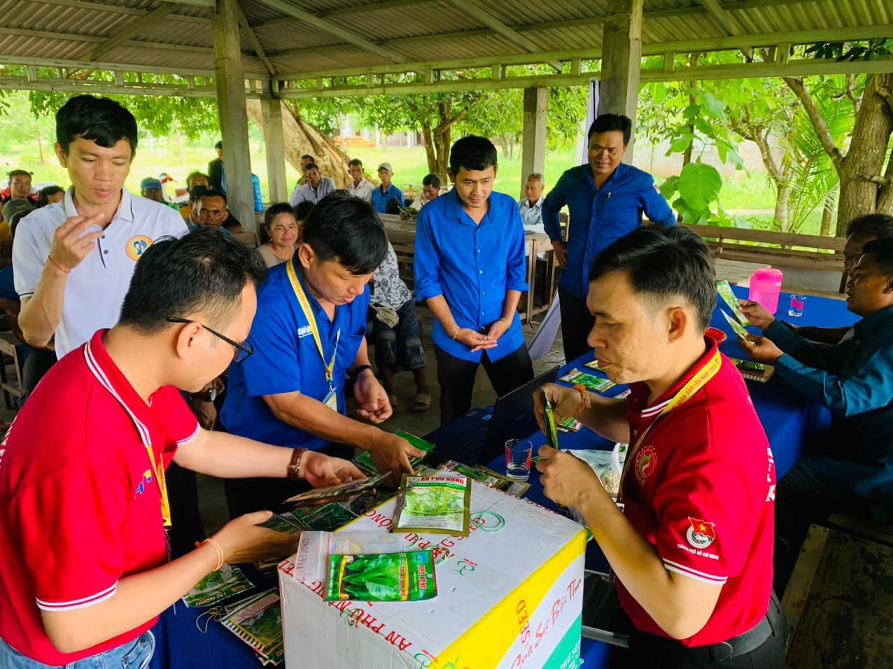 Sôi nổi các hoạt động tình nguyện hè của thanh niên Việt Nam tại Lào Sôi nổi các hoạt động tình nguyện hè của thanh niên Việt Nam tại Lào