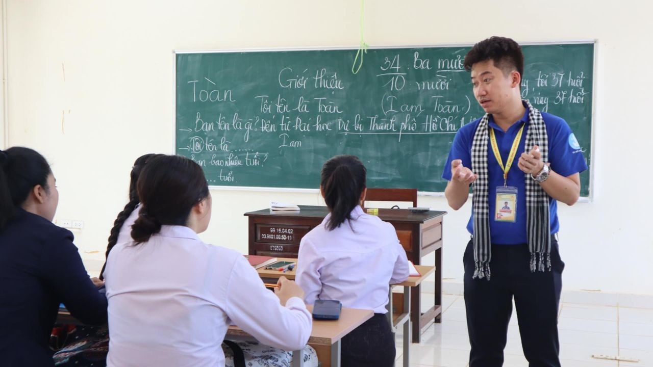 Sôi nổi các hoạt động tình nguyện hè của thanh niên Việt Nam tại Lào Sôi nổi các hoạt động tình nguyện hè của thanh niên Việt Nam tại Lào