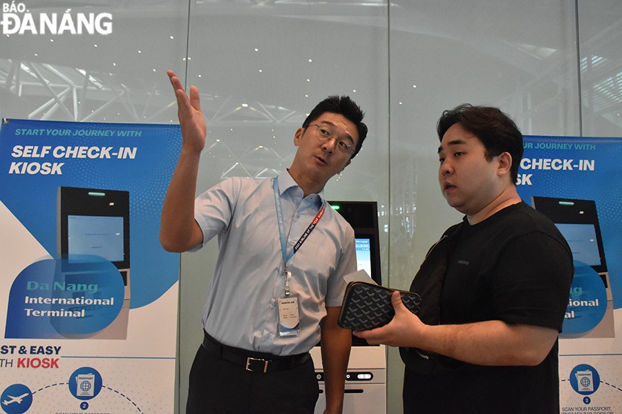 Foreign Guests Enjoy Self-check-in Kiosks at Da Nang Airport Foreign Guests Enjoy Self-check-in Kiosks at Da Nang Airport