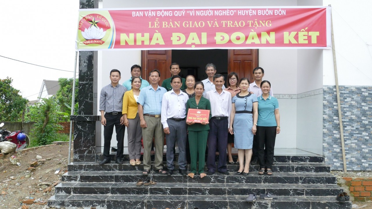 Đắk Lắk bàn giao nhà “Đại đoàn kết” cho hộ gia đình đặc biệt khó khăn ở huyện Buôn Đôn Đắk Lắk bàn giao nhà “Đại đoàn kết” cho hộ gia đình đặc biệt khó khăn ở huyện Buôn Đôn