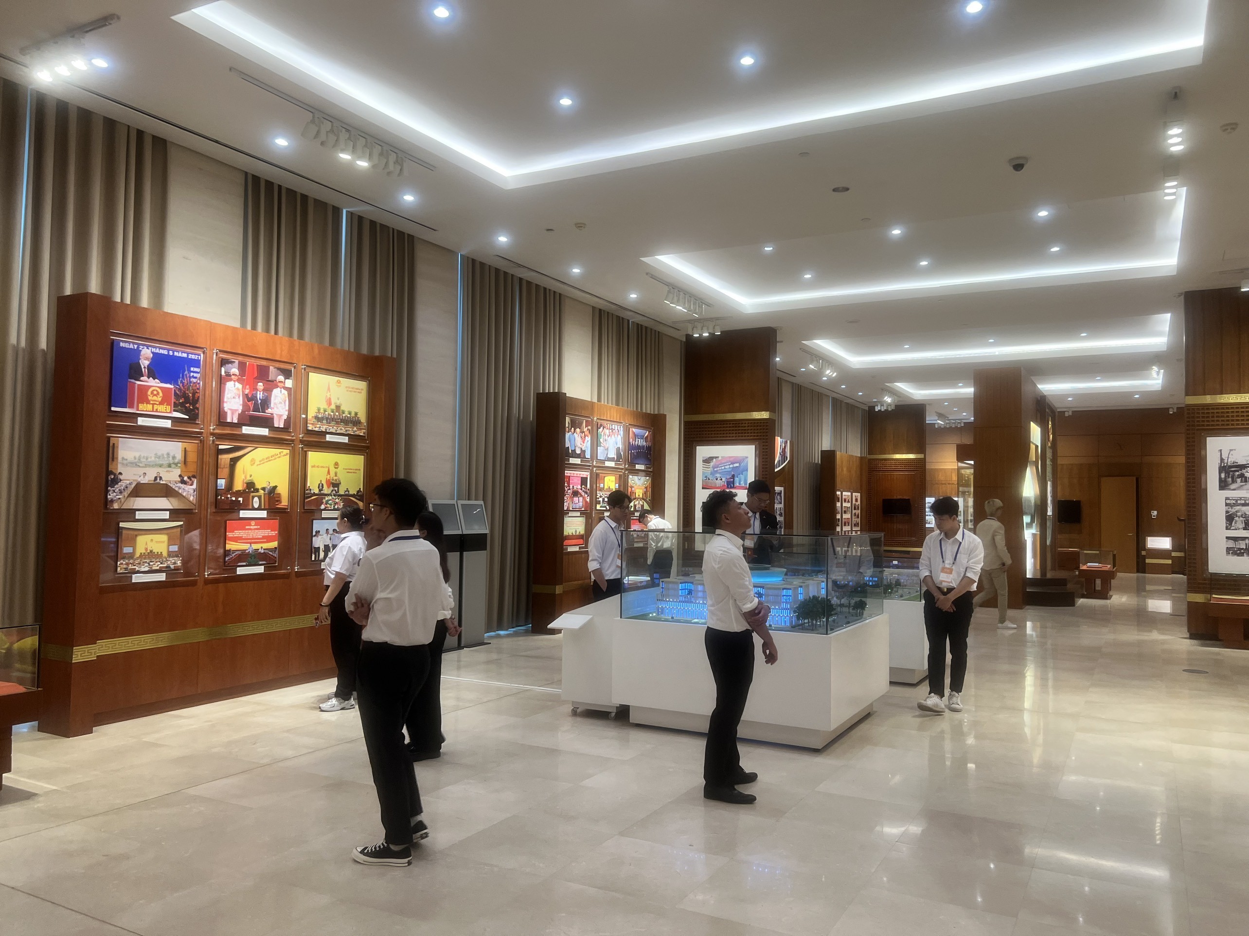 Khơi dậy niềm tự hào dân tộc của du học sinh tại LB Nga qua chuyến tham quan Toà nhà Quốc hội Khơi dậy niềm tự hào dân tộc của du học sinh tại LB Nga qua chuyến tham quan Toà nhà Quốc hội