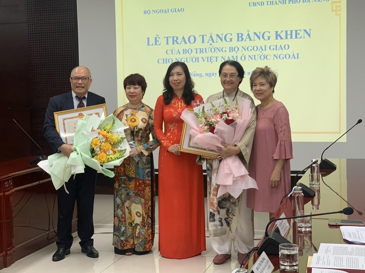 Two OVs Awarding Certificates of Merit for Contributions to Da Nang Two OVs Awarding Certificates of Merit for Contributions to Da Nang