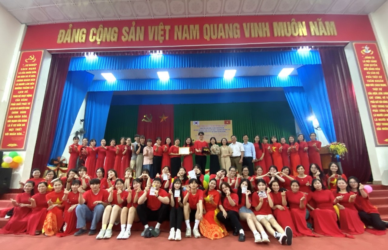 Thanh thiếu niên TP Cheonan (Hàn Quốc) truyền đam mê kỹ thuật số cho học sinh Hải Dương