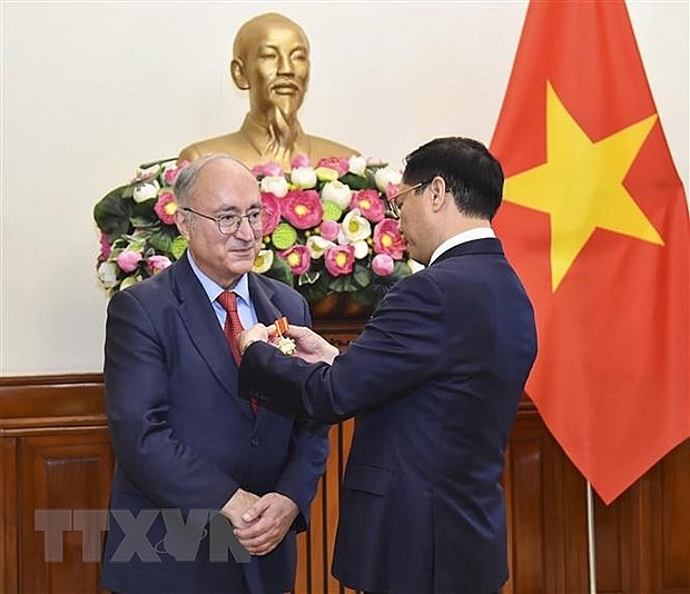 Tặng Huân chương Hữu nghị Chủ tịch Tổ chức Hỗ trợ đại học thế giới Đức | Châu Âu | Vietnam+ (VietnamPlus) Tặng Huân chương Hữu nghị Chủ tịch Tổ chức Hỗ trợ đại học thế giới Đức | Châu Âu | Vietnam+ (VietnamPlus)