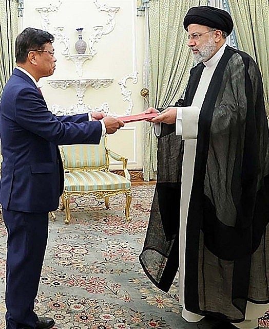 Vietnamese Ambassador to Iran Lương Quốc Huy presented his credentials to Iranian President Ebrahim Raisi. — Photo courtesy of the embassy Vietnamese Ambassador to Iran Lương Quốc Huy presented his credentials to Iranian President Ebrahim Raisi. — Photo courtesy of the embassy
