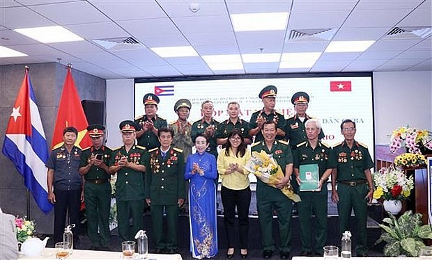 Vietnamese and Cuban officials congratulate members of newly-established liaison committee of veterans of Battalion 261 - Giron in Ho Chi Minh City. (Photo: VNA) Vietnamese and Cuban officials congratulate members of newly-established liaison committee of veterans of Battalion 261 - Giron in Ho Chi Minh City. (Photo: VNA)