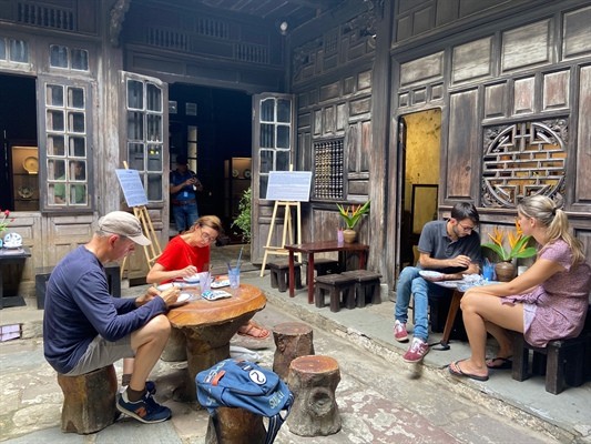 Trải nghiệm “Vẽ hoa văn gốm sứ Hizen”. Ảnh: Bảo tàng HA Trải nghiệm “Vẽ hoa văn gốm sứ Hizen”. Ảnh: Bảo tàng HA