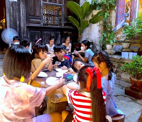 Trải nghiệm vẽ hoa văn với màu men lam gốm sứ Trải nghiệm vẽ hoa văn với màu men lam gốm sứ
