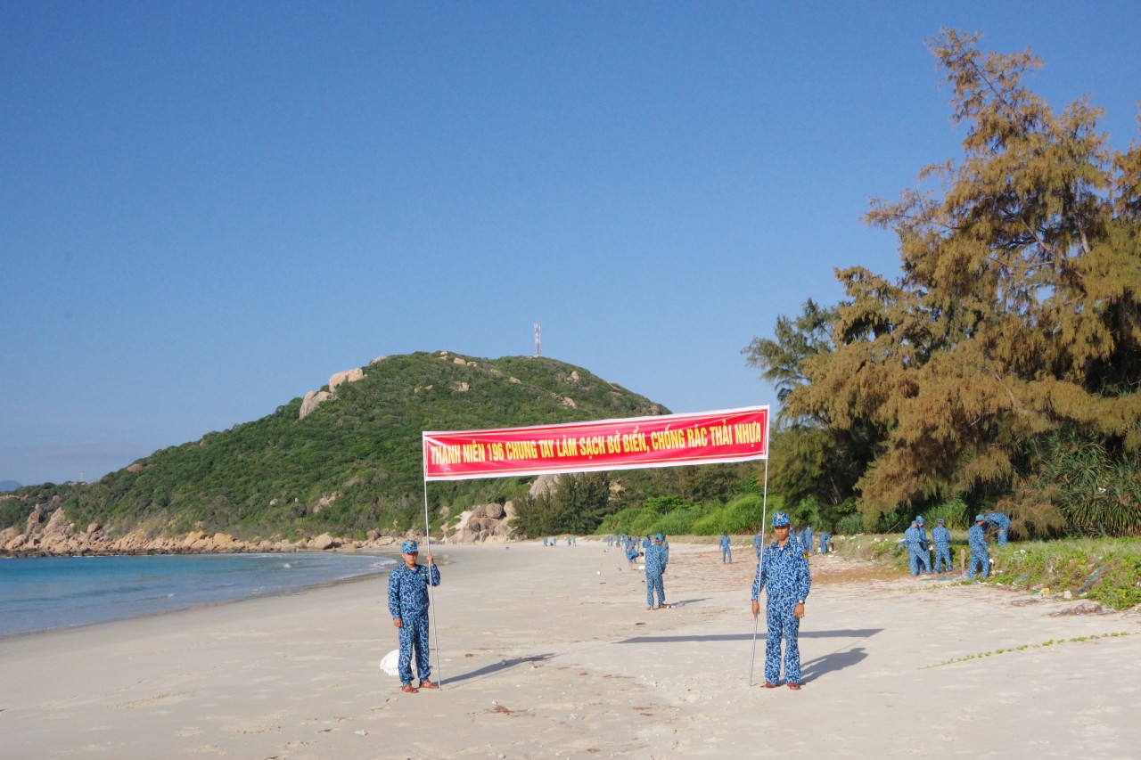 Chiến sĩ Hải quân dọn rác làm sạch biển Chiến sĩ Hải quân dọn rác làm sạch biển