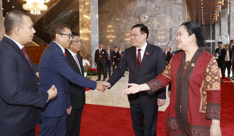 Chủ tịch Quốc hội Vương Đình Huệ và Chủ tịch Hạ viện Indonesia Puan Maharani với đại biểu (Ảnh: Quochoi.vn). Chủ tịch Quốc hội Vương Đình Huệ và Chủ tịch Hạ viện Indonesia Puan Maharani với đại biểu (Ảnh: Quochoi.vn).