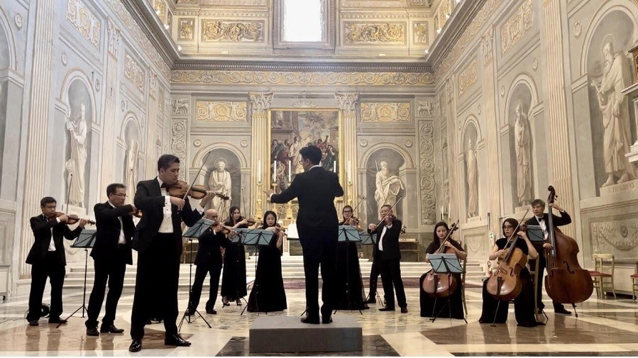 Nghệ sĩ vĩ cầm Bùi Công Duy cùng các nghệ sĩ sau buổi biểu diễn tại phòng hòa nhạc Haydn-Saad. (Ảnh: NVCC) Nghệ sĩ vĩ cầm Bùi Công Duy cùng các nghệ sĩ sau buổi biểu diễn tại phòng hòa nhạc Haydn-Saad. (Ảnh: NVCC)