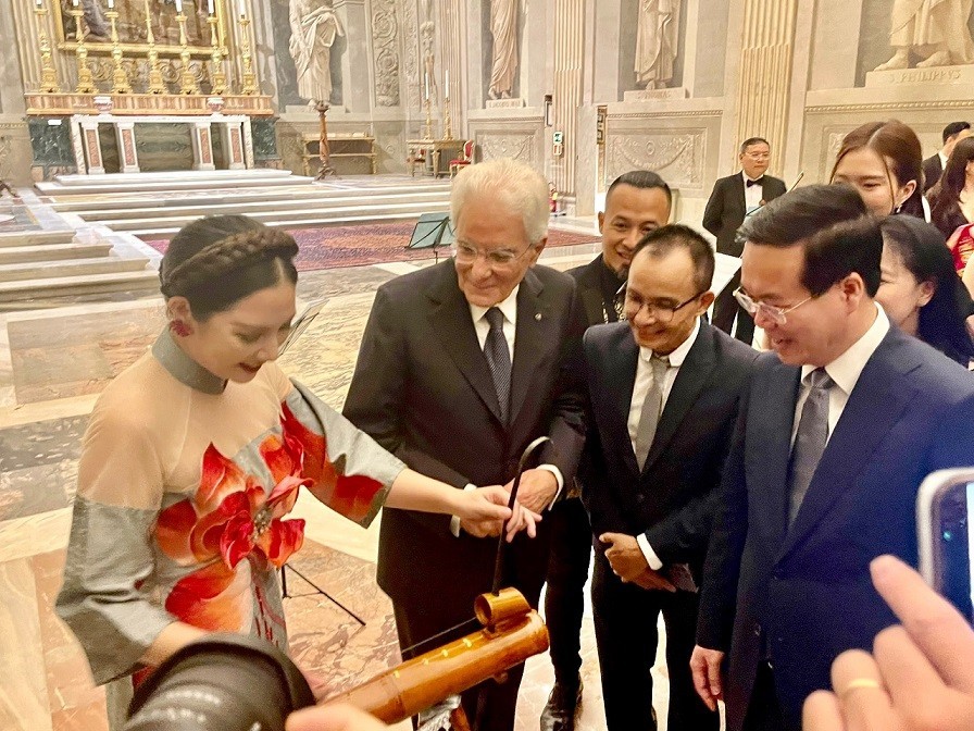 Tổng thống Italy Sergio Mattarella thích thú khám phá cây đàn bầu của Việt Nam. (Ảnh: NVCC) Tổng thống Italy Sergio Mattarella thích thú khám phá cây đàn bầu của Việt Nam. (Ảnh: NVCC)