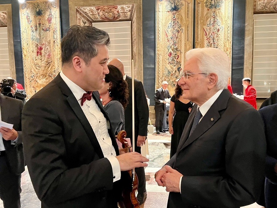 Nghệ sĩ vĩ cầm Bùi Công Duy trao đổi với Tổng thống Italy Sergio Mattarella. (Ảnh: NVCC) Nghệ sĩ vĩ cầm Bùi Công Duy trao đổi với Tổng thống Italy Sergio Mattarella. (Ảnh: NVCC)