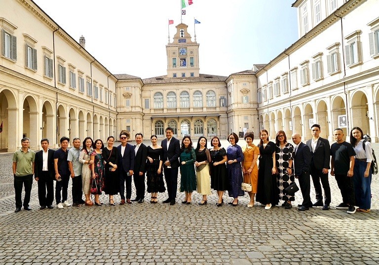 Các nghệ sĩ chụp ảnh cùng đoàn tháp tùng Chủ tịch nước tại Italy. (Ảnh: NVCC) Các nghệ sĩ chụp ảnh cùng đoàn tháp tùng Chủ tịch nước tại Italy. (Ảnh: NVCC)