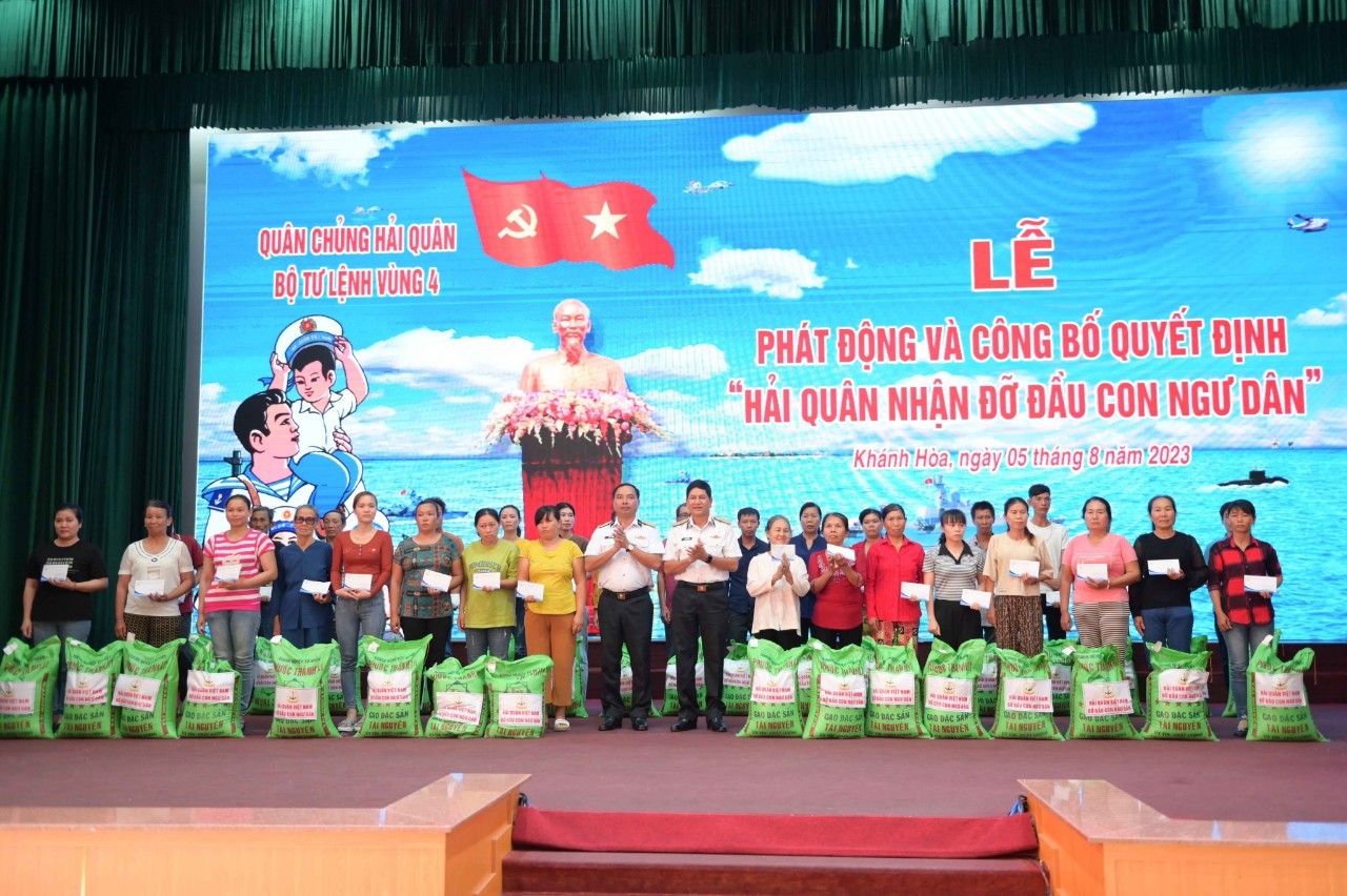 Bộ Tư lệnh Vùng 4 và các đơn vị hải quân nhận đỡ đầu 35 con ngư dân Bộ Tư lệnh Vùng 4 và các đơn vị hải quân nhận đỡ đầu 35 con ngư dân