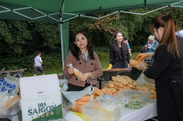 Giải bóng đá cộng đồng Scotland gắn kết người Việt tại Anh | Người Việt bốn phương | Vietnam+ (VietnamPlus) Giải bóng đá cộng đồng Scotland gắn kết người Việt tại Anh | Người Việt bốn phương | Vietnam+ (VietnamPlus)