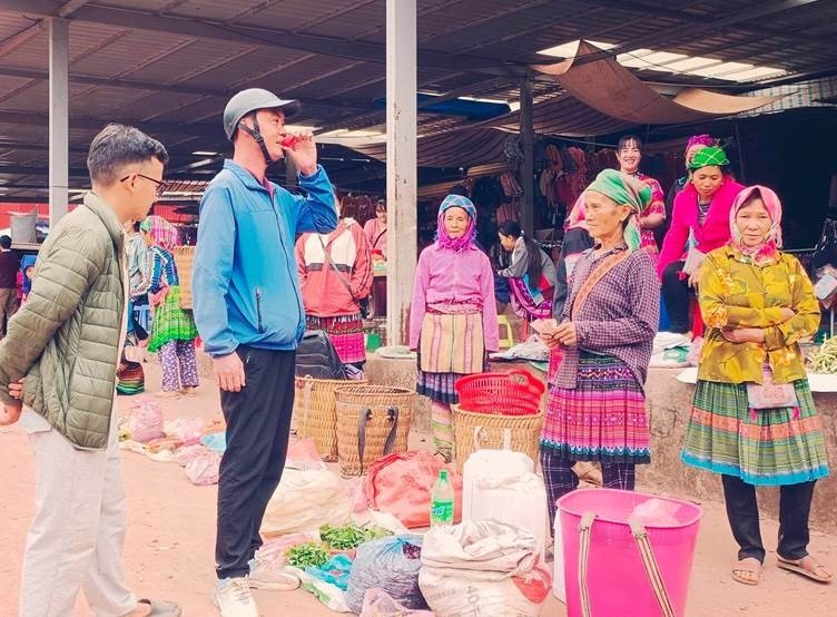 Nồng nàn hương vị rượu ngô của người Mông ở Vàng Lếch Nồng nàn hương vị rượu ngô của người Mông ở Vàng Lếch