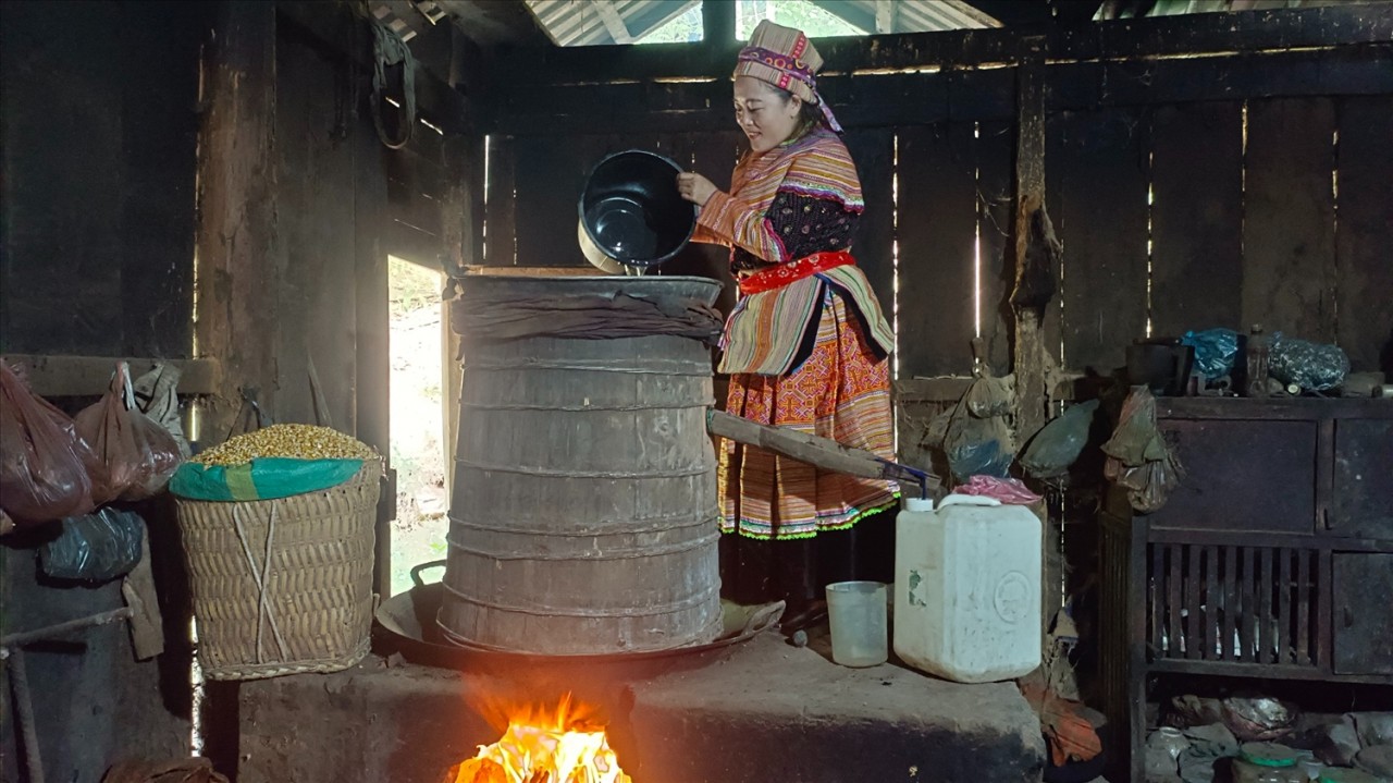Nồng nàn hương vị rượu ngô của người Mông ở Vàng Lếch Nồng nàn hương vị rượu ngô của người Mông ở Vàng Lếch