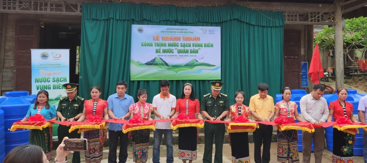 Nghệ An: Bàn giao bể nước “Quân dân” cho bản biên giới ở huyện Tương Dương Nghệ An: Bàn giao bể nước “Quân dân” cho bản biên giới ở huyện Tương Dương