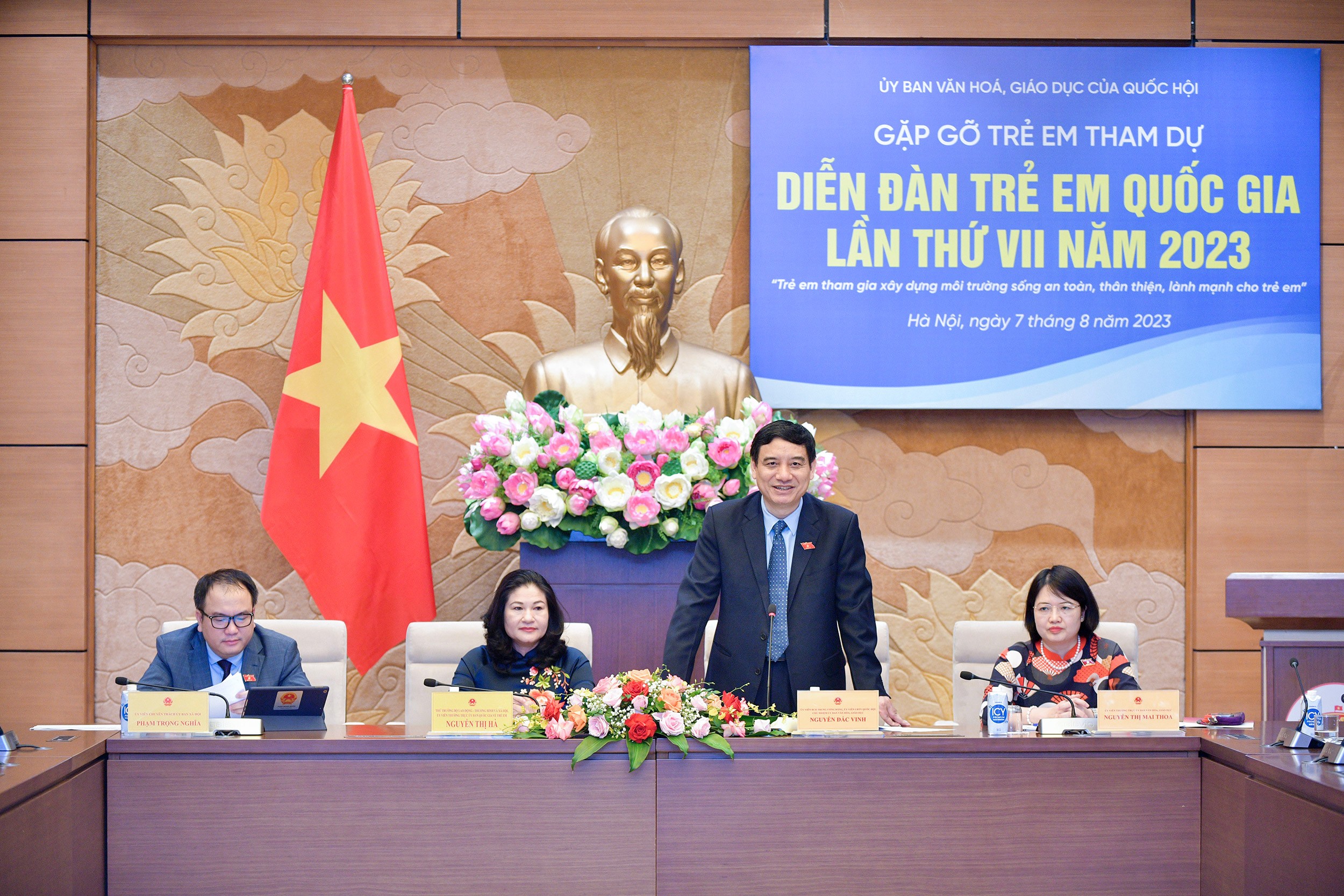 Chủ nhiệm Ủy ban Văn hóa, Giáo dục Nguyễn Đắc Vinh phát biểu tại buổi gặp gỡ (Ảnh: quochoi.vn). Chủ nhiệm Ủy ban Văn hóa, Giáo dục Nguyễn Đắc Vinh phát biểu tại buổi gặp gỡ (Ảnh: quochoi.vn).