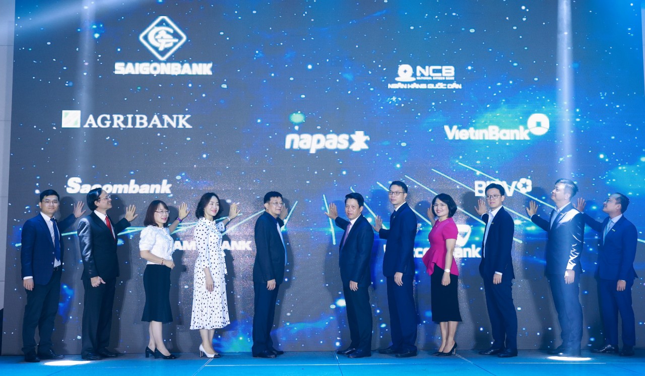 Lãnh đạo các đơn vị thực hiện nghi lễ ra mắt dịch vụ rút tiền VietQRCash Lãnh đạo các đơn vị thực hiện nghi lễ ra mắt dịch vụ rút tiền VietQRCash