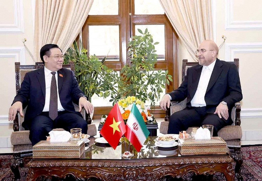 Vietnamese National Assembly Chairman Vuong Dinh Hue (L) and Speaker of the Iranian Consultative Assembly Mohammad Baqer Qalibaf discuss measures to increase the efficiency of cooperation between Vietnam and Iran during their talks in Tehran on August 8. (Photo: VNA) Vietnamese National Assembly Chairman Vuong Dinh Hue (L) and Speaker of the Iranian Consultative Assembly Mohammad Baqer Qalibaf discuss measures to increase the efficiency of cooperation between Vietnam and Iran during their talks in Tehran on August 8. (Photo: VNA)