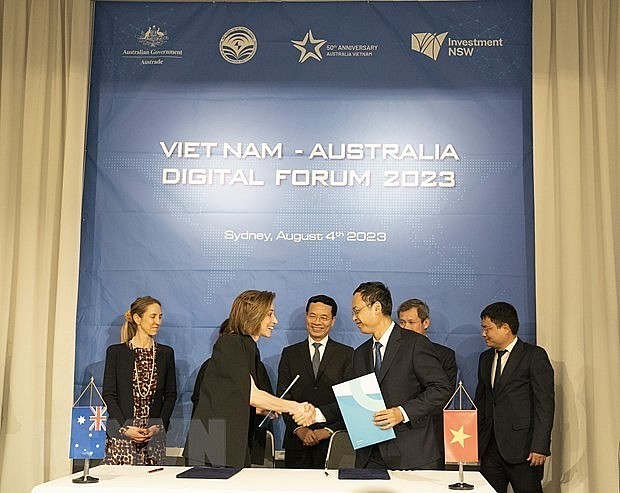 The signing of a memorandum of understanding (MoU) between Vietnam's Posts and Telecommunications Institute of Technology and its Australian partners. (Photo: VNA) The signing of a memorandum of understanding (MoU) between Vietnam's Posts and Telecommunications Institute of Technology and its Australian partners. (Photo: VNA)