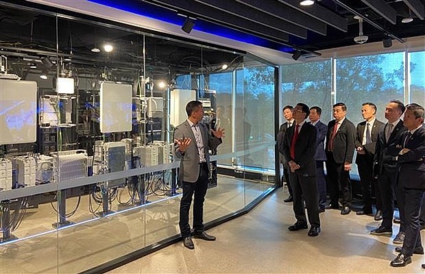 The delegation visits Nokia’s Future of 5G lab (Photo: VNA) The delegation visits Nokia’s Future of 5G lab (Photo: VNA)