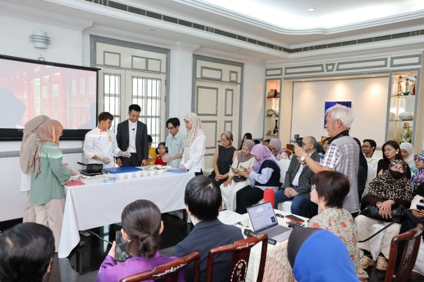 Chef Tran Duc Long guides UBD students to prepare Vietnamese cuisine. (Source: Embassy) Chef Tran Duc Long guides UBD students to prepare Vietnamese cuisine. (Source: Embassy)