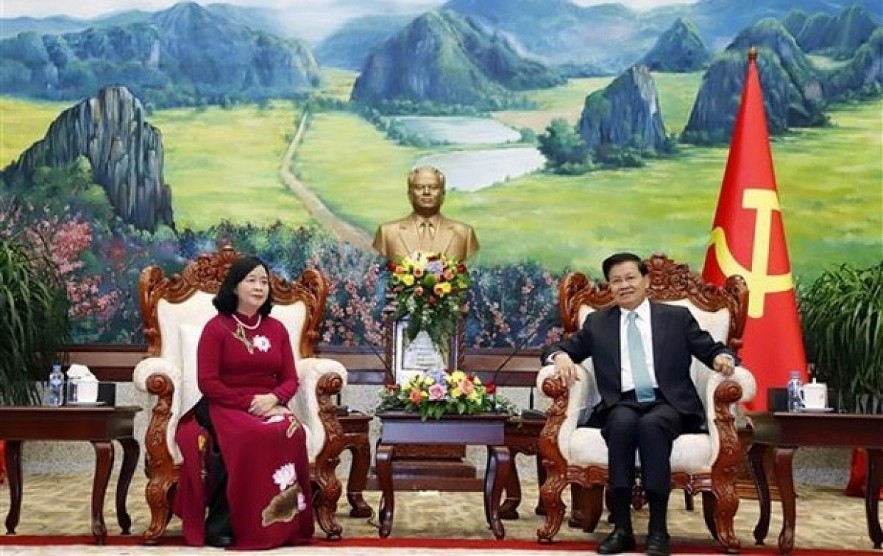 President of Laos Thongloun Sisoulith (R) Bui Thi Minh Hoai and Secretary of the Party Central Committee and Chairwoman of its Commission for Mass Mobilisation. (Photo: VNA) President of Laos Thongloun Sisoulith (R) Bui Thi Minh Hoai and Secretary of the Party Central Committee and Chairwoman of its Commission for Mass Mobilisation. (Photo: VNA)