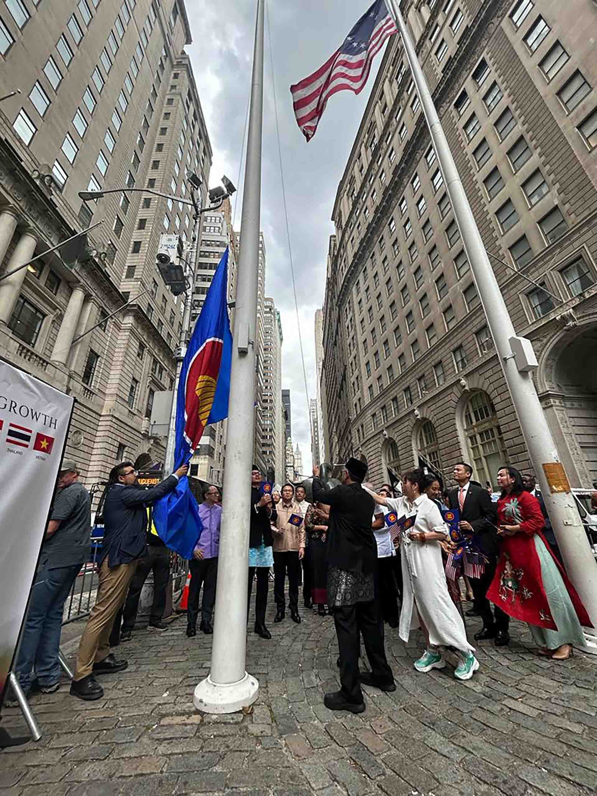 Lá cờ ASEAN được trang trọng kéo lên trên nền nhạc ASEAN ca