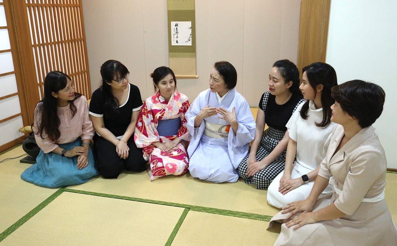 Charming Meditative Japanese Tea Ceremony in Hanoi Charming Meditative Japanese Tea Ceremony in Hanoi