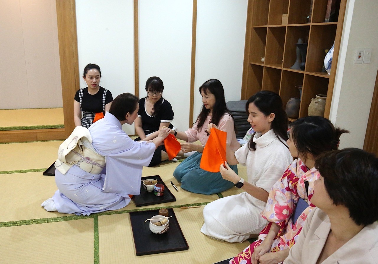 Charming Meditative Japanese Tea Ceremony in Hanoi Charming Meditative Japanese Tea Ceremony in Hanoi