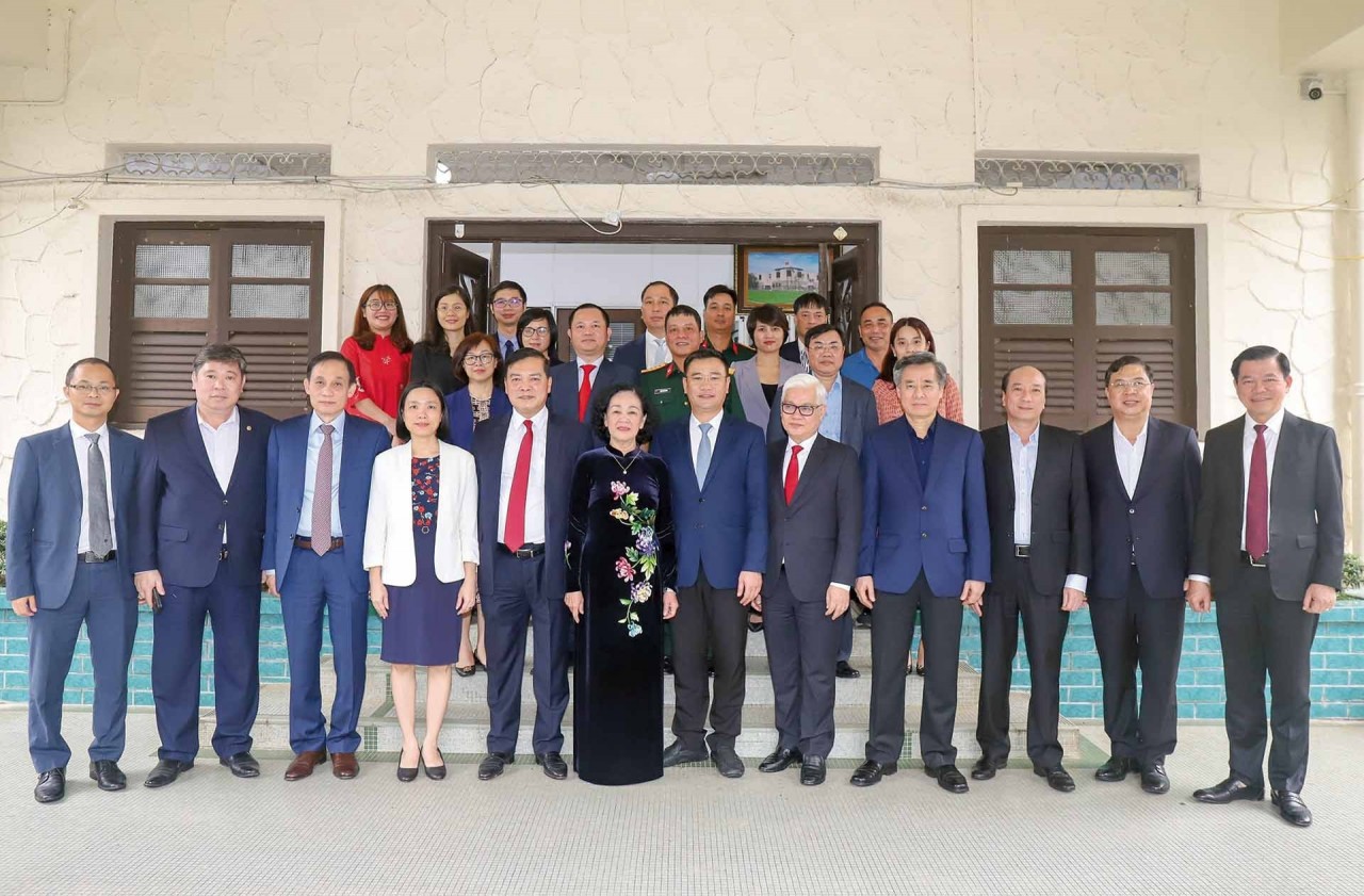 Vietnam-Singapore Bilateral Relations: Traditions, The present and Toward The Future Vietnam-Singapore Bilateral Relations: Traditions, The Present and Toward The Future